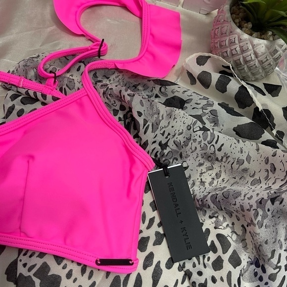 Kendall + Kylie Pink Ruffle Bikini Top. Size XL - Picture 4 of 8